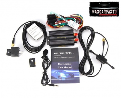 Kit de rastreador veicular com componentes, manual e cabos sobre fundo branco