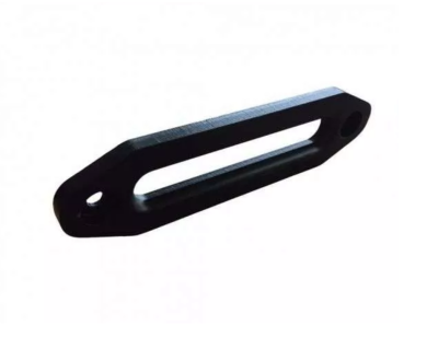 Cabo preto com dois furos para fixação sobre fundo branco.