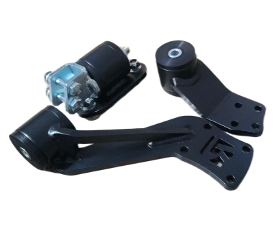 Peças metálicas e borrachas pretas com componentes mecânicos em fundo branco