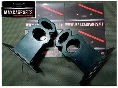 Peças metálicas pretas com aberturas sobre caixas com texto www.MAXCARPARTS.PT