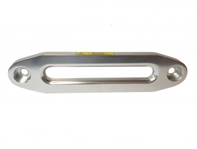 Gancho metálico cromado prateado com dois furos de fixação e etiqueta amarela