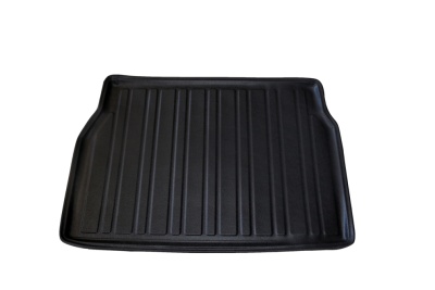 Tapete de bagageira preto em material plástico ou borracha com ranhuras longitudinais