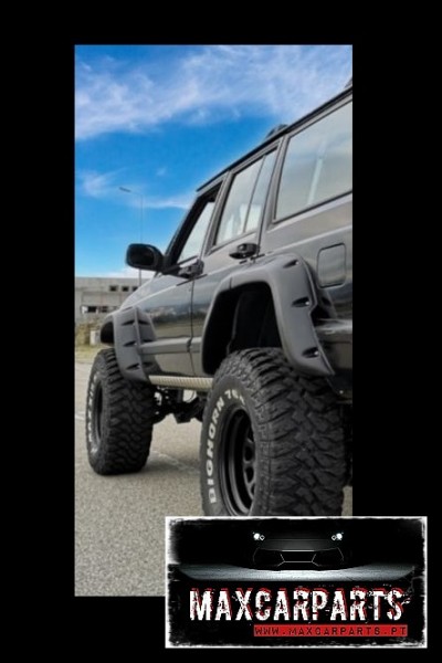 Veículo todo-o-terreno preto com pneus grandes em estrada