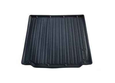 Tapete de carro preto com linhas verticais e bordas elevadas.