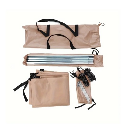 Conjunto de campismo com saco, barras metálicas e cordas em fundo branco