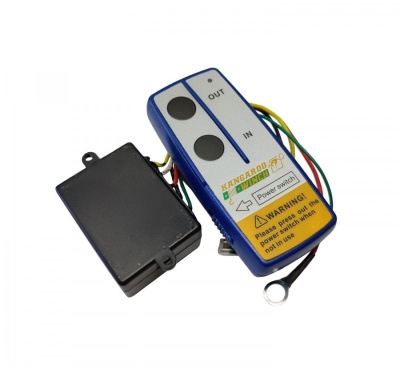 Comando eletrônico azul e cinzento com fios coloridos e etiqueta amarela