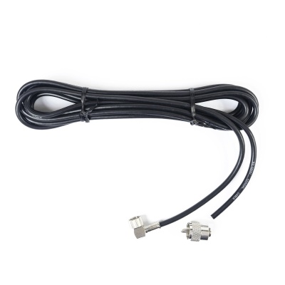 Cabo coaxial preto com conetores metálicos e texto impresso RG-58AU COAXIAL CABLE