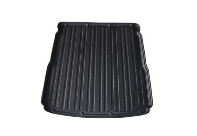 Tapete de carro preto com bordas moldadas e textura estriada
