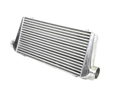 Intercooler metálico prateado com tubos nas extremidades em fundo branco