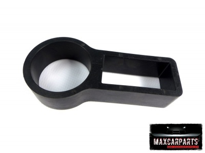 Peça plástica preta com orifício circular e abertura retangular.