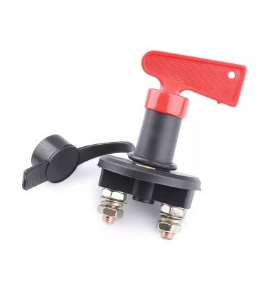 Interruptor corte com pega vermelha e terminais metálicos em fundo branco