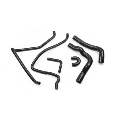 Conjunto de tubos de silicone pretos variados sobre fundo branco
