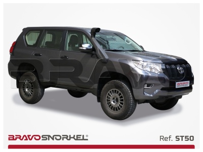 SUV preto com snorkel e pneus todo-o-terreno em fundo branco