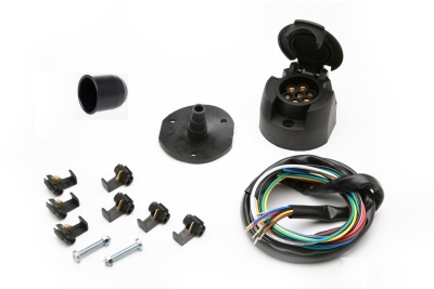 Conjunto de acessórios elétricos com soquete, fios coloridos e peças metálicas com tampa preta