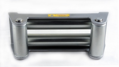 Rolo de guincho metálico cinzento claro com peças pretas e etiqueta amarela