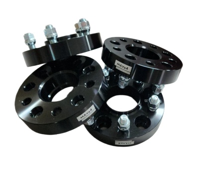 Espaçadores de rodas pretos com parafusos e porcas prateadas.