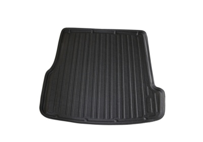 Tapete preto de borracha para carro com relevo em linhas verticais