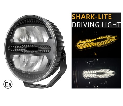 Farol redondo preto SHARK-LITE DRIVING LIGHT com lentes claras e luzes em amarelo e branco