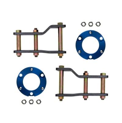 Conjunto de peças metálicas e circulares azuis com parafusos e porcas sobre fundo branco