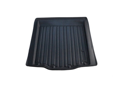 Tapete de carro preto com ranhuras paralelas e bordas elevadas