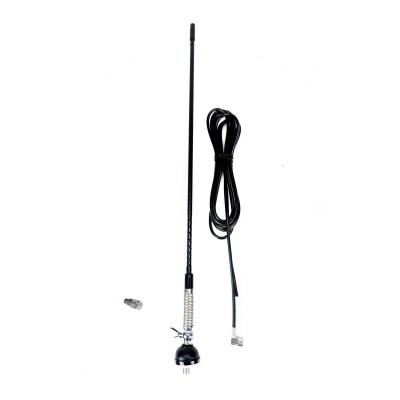 Antena preta com cabo e mola metálica na base sobre fundo branco