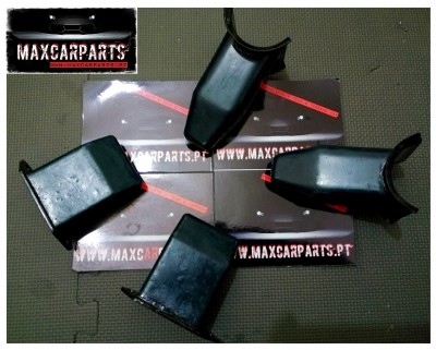 Calços de borracha pretos para automóveis sobre base com texto MAXCARPARTS