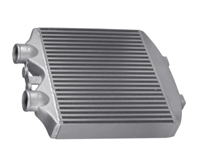 Intercooler automóvel metálico prateado com tiras horizontais e orifícios cilíndricos