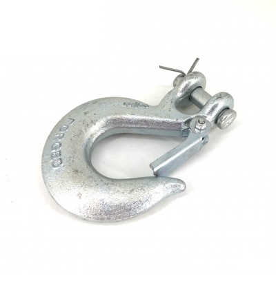 Gancho metálico prateado com trava e inscrição 'FORGED'