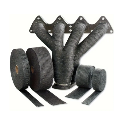 Coletor de escape com fita térmica preta e três rolos de fita térmica preta.