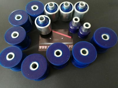 rolamentos e buchas de poliuretano roxos e metálicos sobre superfície preta