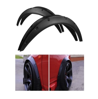 Extensões de para-lamas pretas em plástico com parafusos, montadas em carro vermelho.