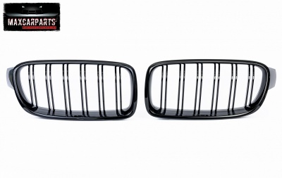 Par de grelhas dianteiras pretas para carro, fundo branco e logótipo MAXCARPARTS