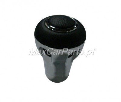 Punho de mudança de velocidades em metal prateado e pele preta