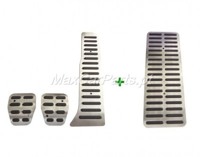 Conjunto de quatro pedais de automóvel em metal e borracha preta sobre fundo branco