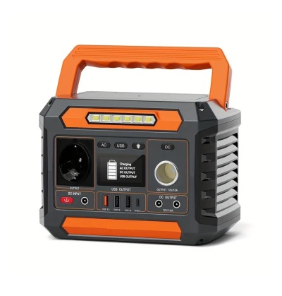 Gerador portátil preto e laranja com alça e várias saídas de energia