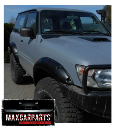 Veículo todo-o-terreno cinzento com guarda-lamas largos e logótipo MAXCARPARTS