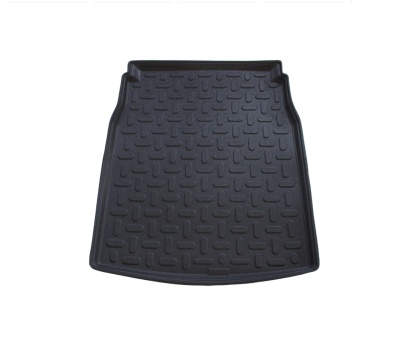 Tapete em borracha preta, padrão em relevo, formato retangular com bordas curvas