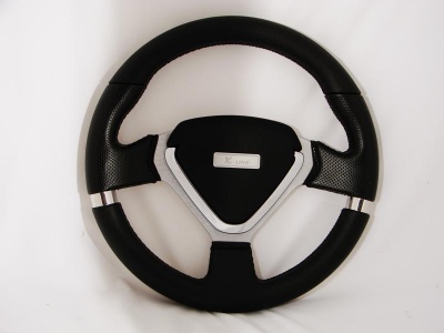 Volante preto com detalhes prateados e placa central 'Lione'