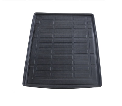 Tapete preto de borracha com textura em relevo sobre fundo branco