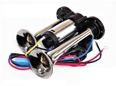 Buzina dupla cromada com fios coloridos sobre fundo branco