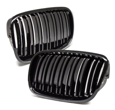 Par de grelhas dianteiras de carro pretas em plástico brilhante