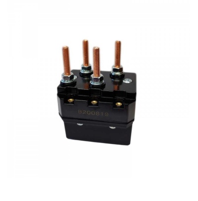Conector elétrico preto com parafusos de cobre e código B200819