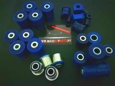 Buchas automotivas azuis com insertos metálicos sobre superfície preta.