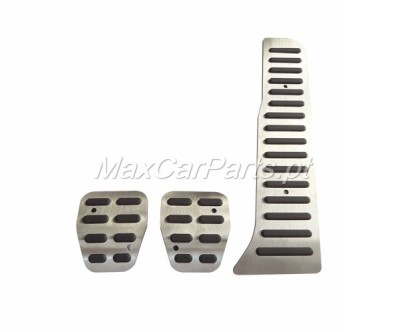 Conjunto de três pedais automóveis em metal prateado com inserções pretas