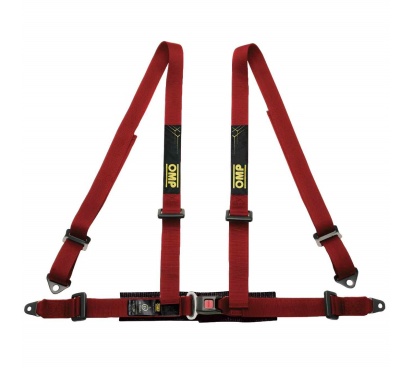 Cinto de segurança vermelho com fivela metálica e etiquetas OMP