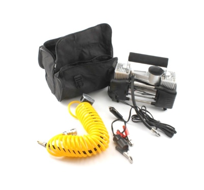 Compressor de ar portátil metálico com mangueira amarela e bolsa preta