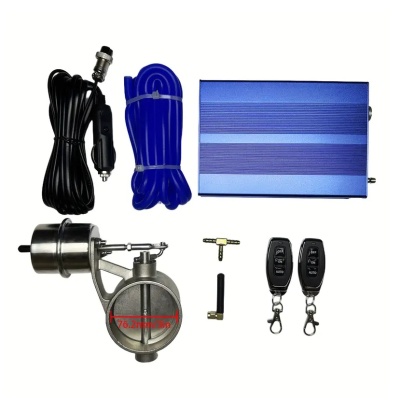 Conjunto de componentes automotivos com válvula, fios, caixa azul metálica, comandos remotos e acessórios