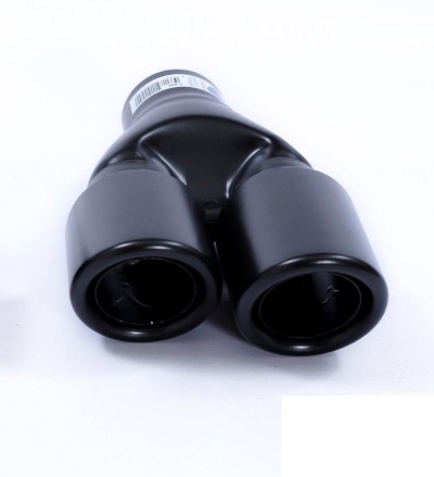 Peça automóvel preta bifurcada em Y sobre fundo branco