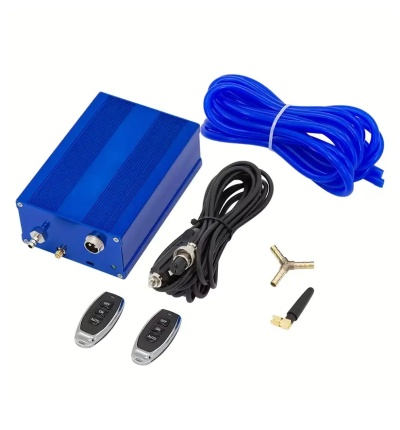 Conjunto de dispositivos eletrónicos com caixa azul, cabos e comandos.