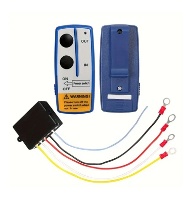 Controle remoto azul com botões e cabos elétricos coloridos